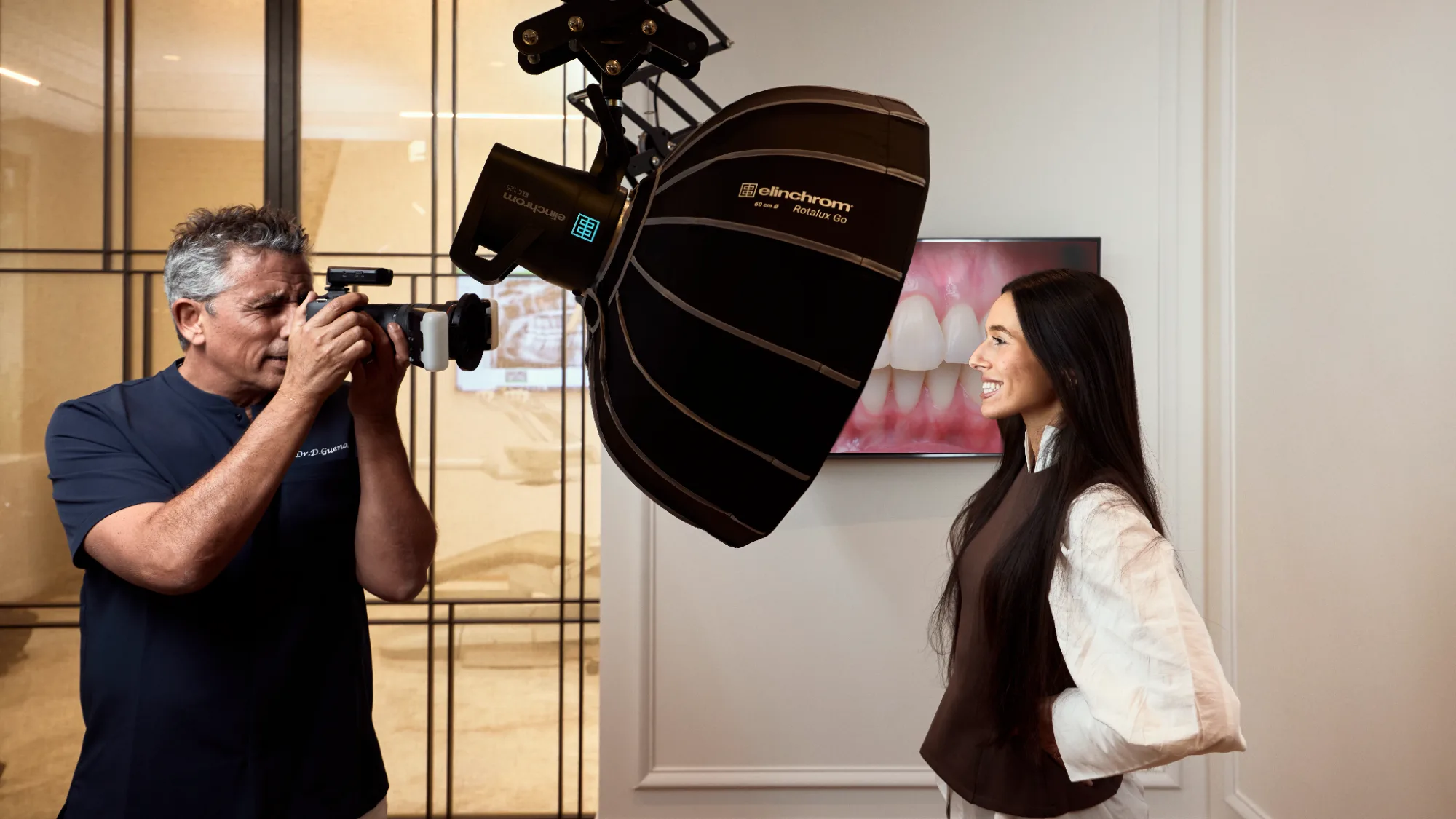 Dr D. Guenassia en photographie dentaire — patiente sous softbox Elinchrom dans un cabinet équipé par U-SHOOT
