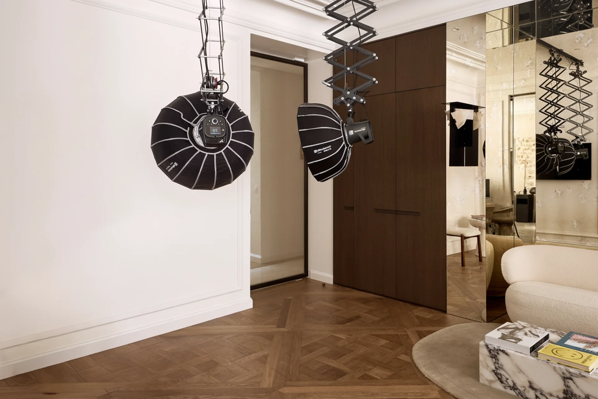 Studio installé — bras plafond rétractables et softboxes